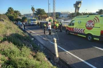Aparatoso vuelco lateral de un vehículo en la entrada al aeropuerto desde el sur/TA.